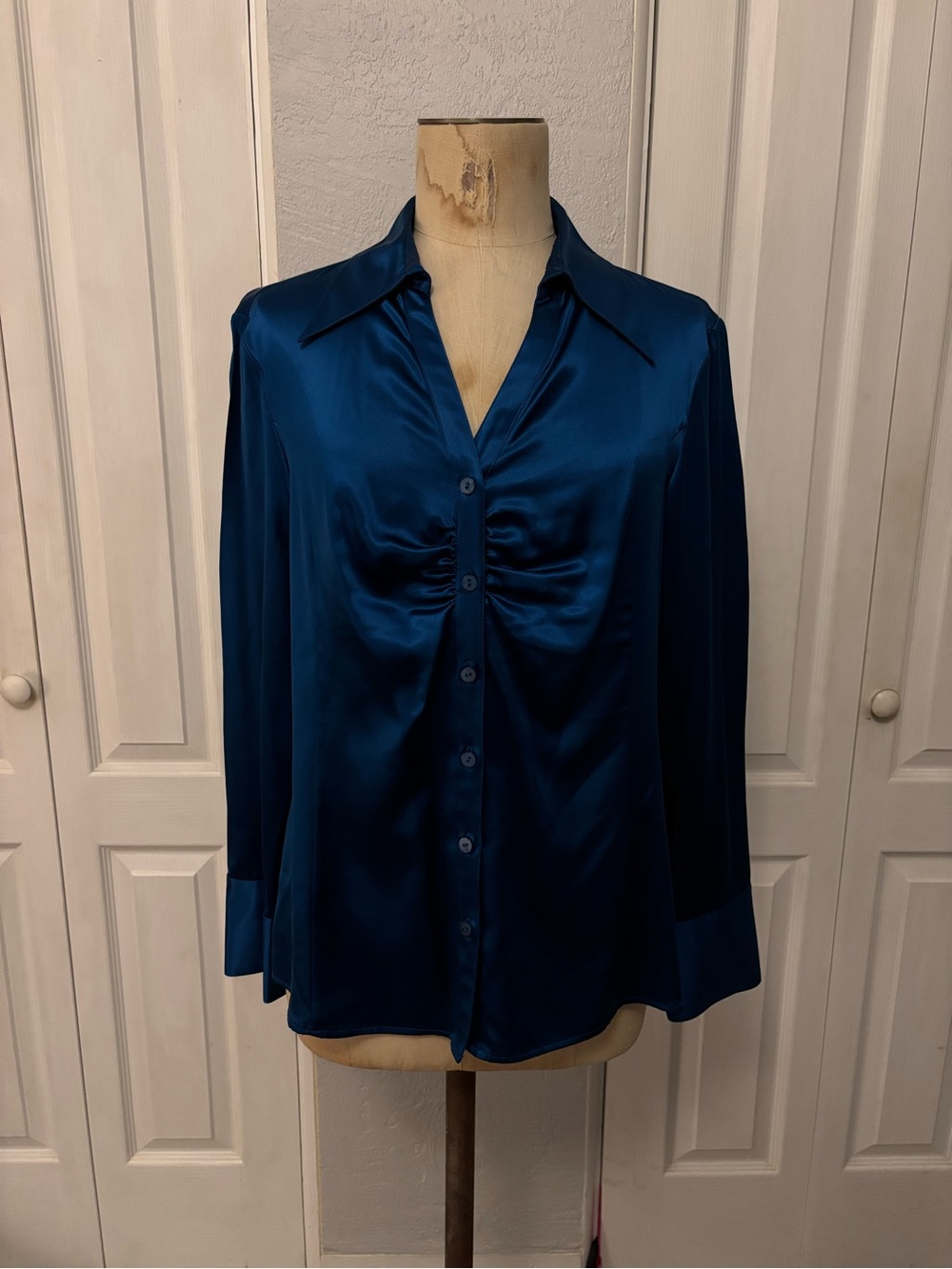Classiques Entier 100% Silk Dark Blue Ruched Buttondown Size Large